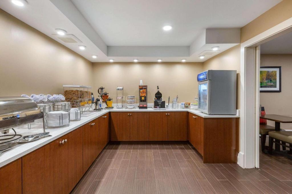 丹弗斯 舒适旅馆酒店 外观 照片